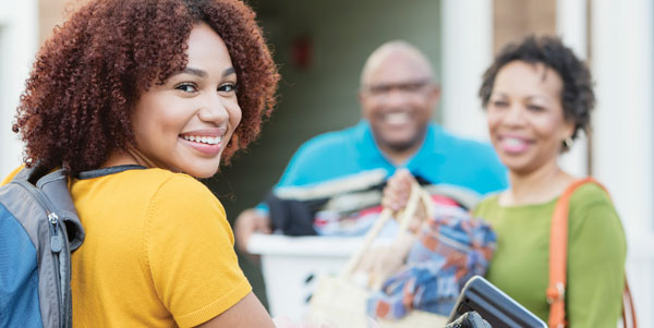 a 澳门新葡京博彩官网 student with her parents